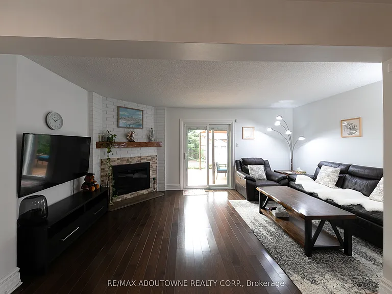 2072 Glenada Cres — Photo 13
