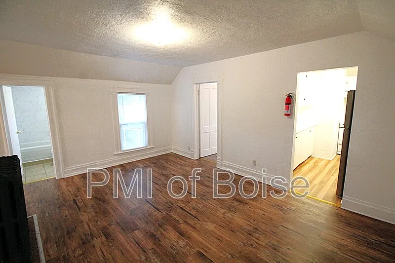 2 bed, 1.0 bath, 890 sqft, $1,175 — Photo 3