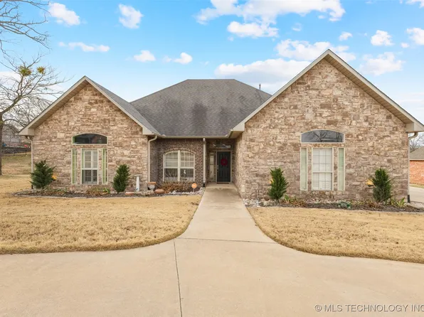 1923 Muirfield Dr, Ada, OK 74820
