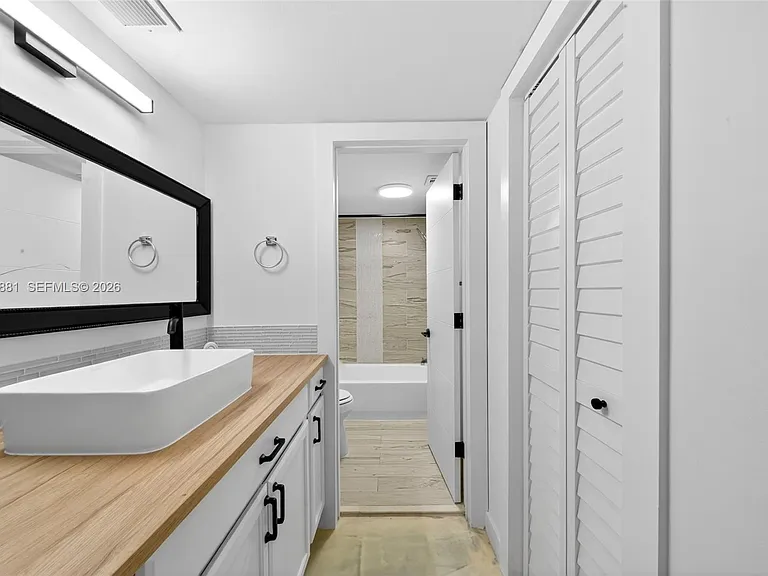 265 SE 10th St #1C — Photo 15