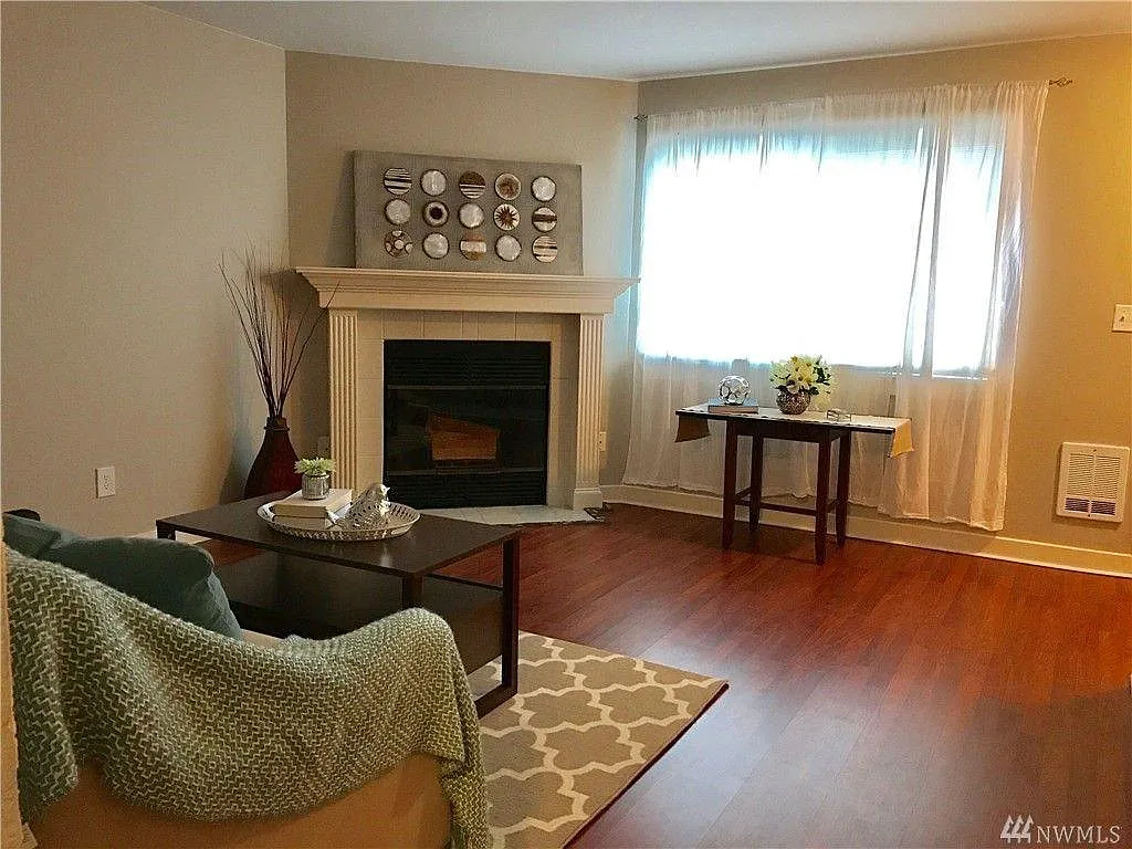 1 bed, 1.5 bath, 835 sqft, $1,600 — Photo 2