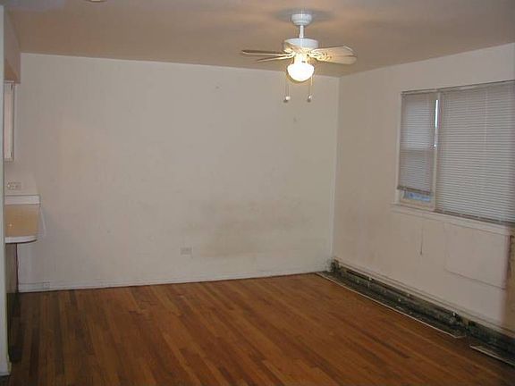 LIVING ROOM/BEDROOM