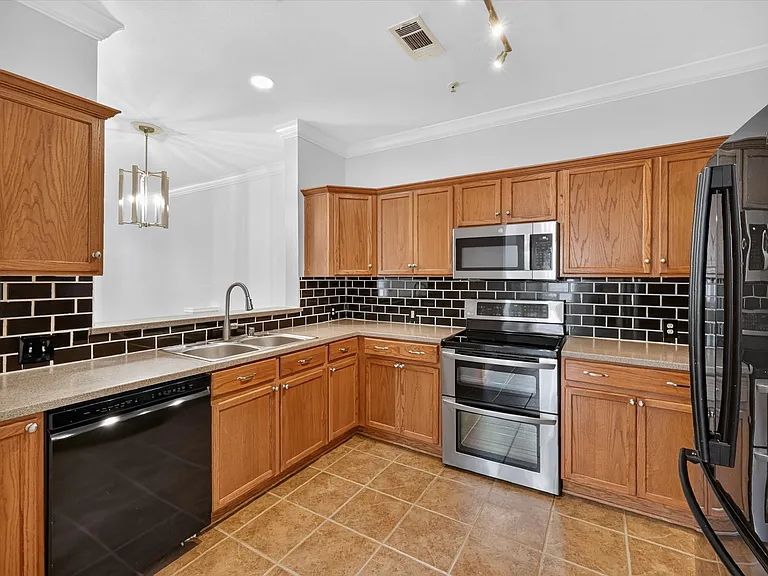 2201 Stoneleigh Pl — Photo 4
