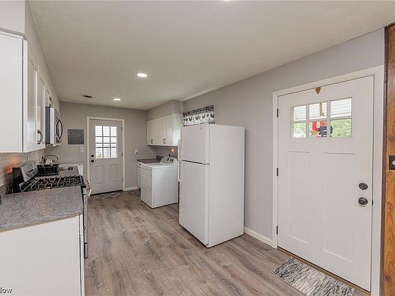 4th image of 11 Broadmore Ave