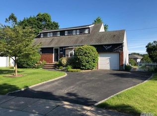 32 Locust Ln, Syosset, NY 11791