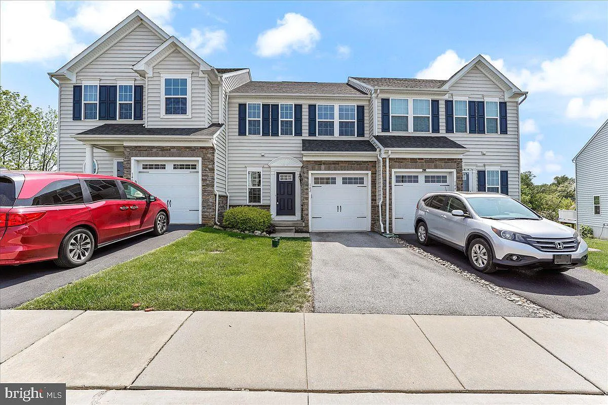 3 bed, 3.5 bath, 2476 sqft, $3,325 — Photo 1