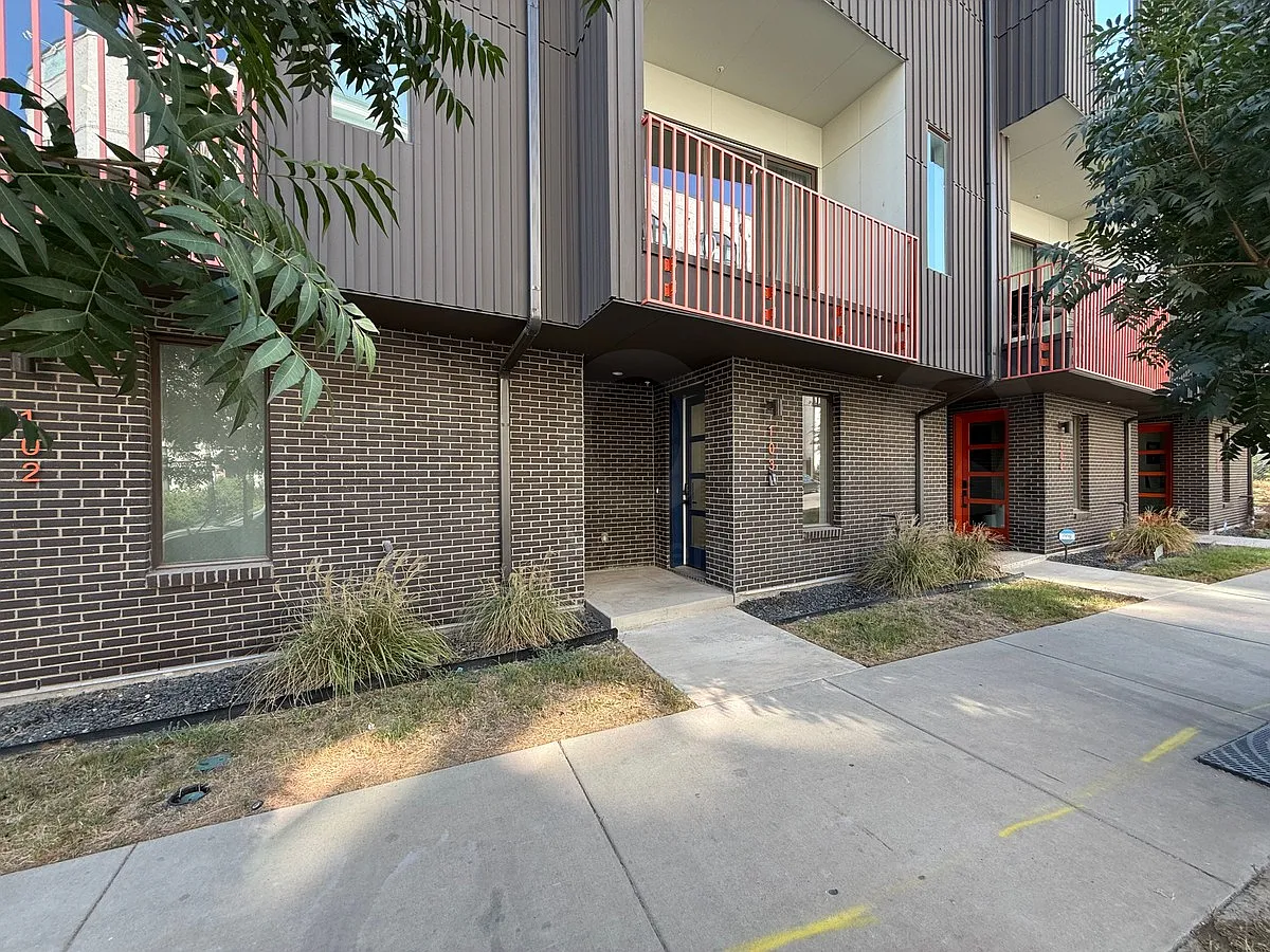 3 bed, 2.5 bath, 2146 sqft, $3,600 — Photo 3