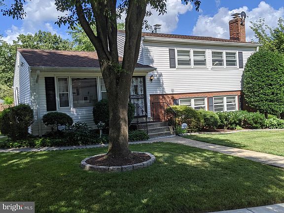 4th image of 1214 Gladstone Dr