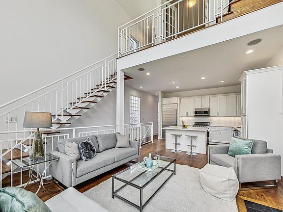 4th image of 2035 N Leavitt St #2