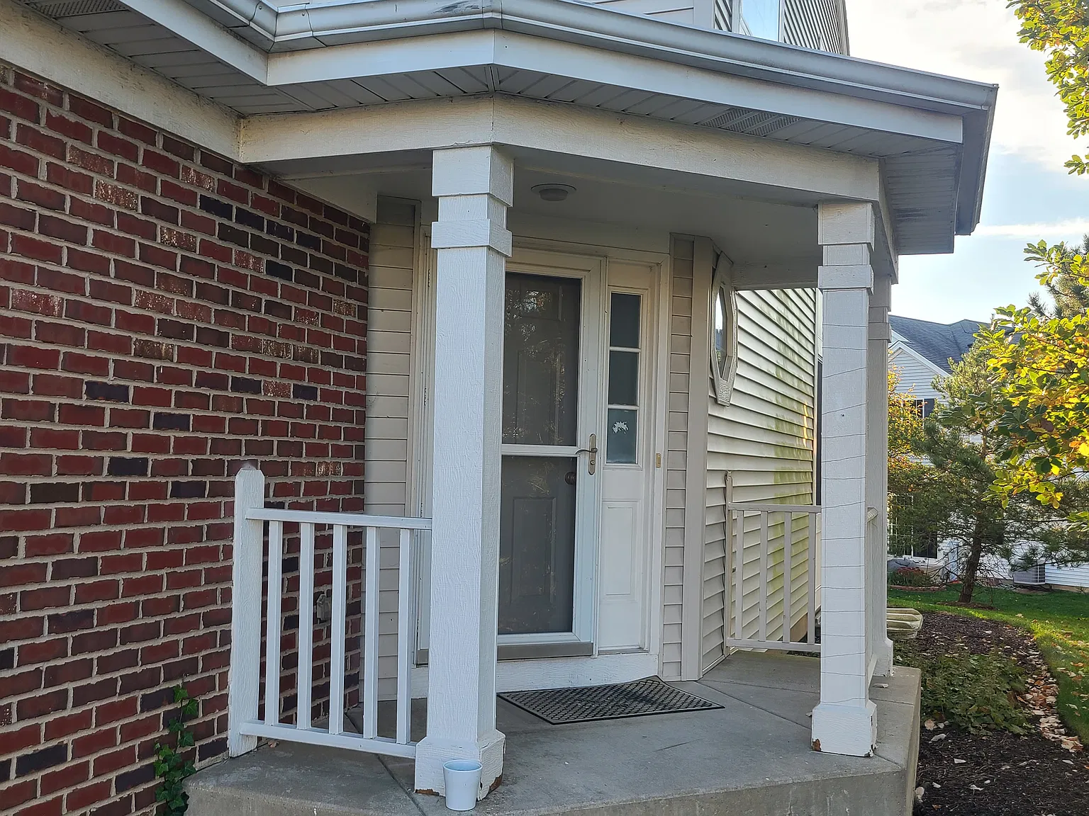3 bed, 2.5 bath, 1367 sqft, $1,900 — Photo 3
