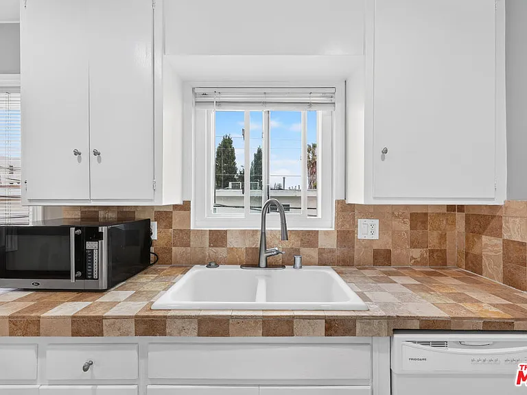 1619 Colby Ave #4 — Photo 17