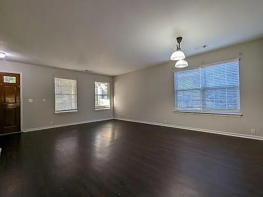 4 bed, 2.5 bath, 2890 sqft, $2,500 — Photo 3