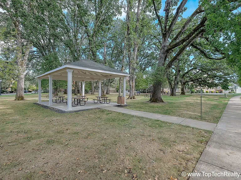 504 NE Caden Ave — Photo 25