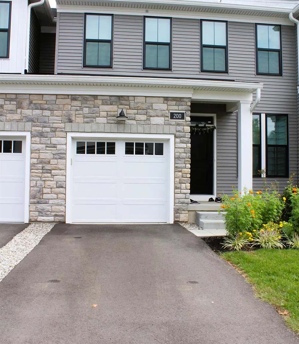 3 bed, 2.5 bath, 2300 sqft, $4,400 — Photo 1