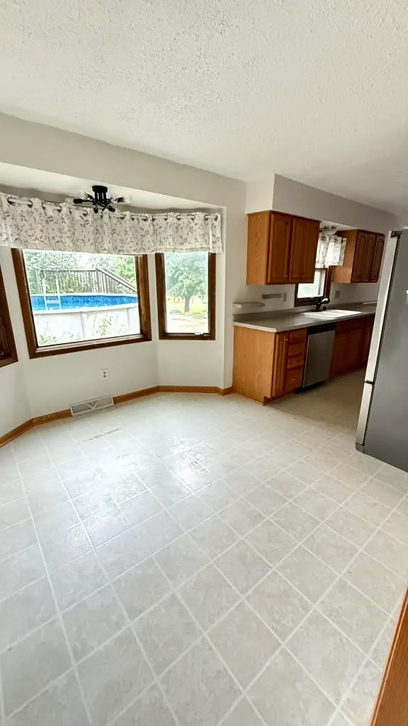 3 bed, 1314 sqft, $2,300 — Photo 4