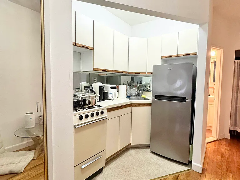 401 E 62nd St #5E — Photo 4