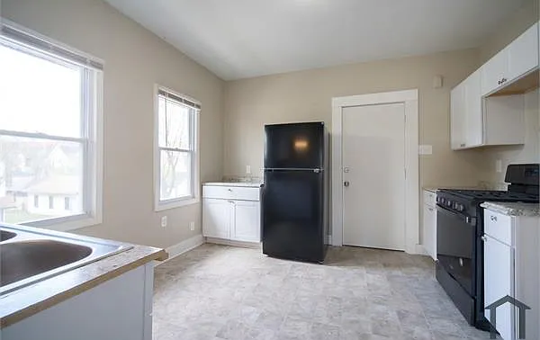 3 bed, 1300 sqft, $1,650 — Photo 3