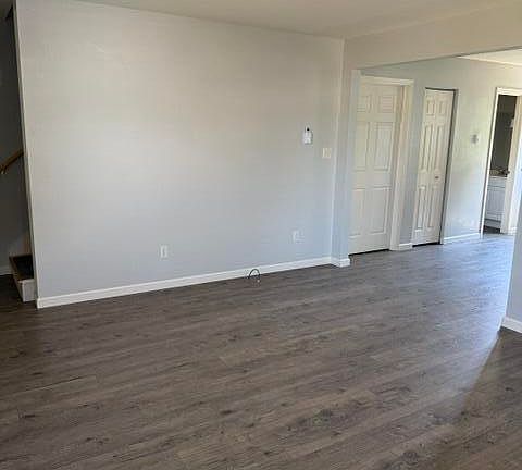 5th image of 309 Sidney St S