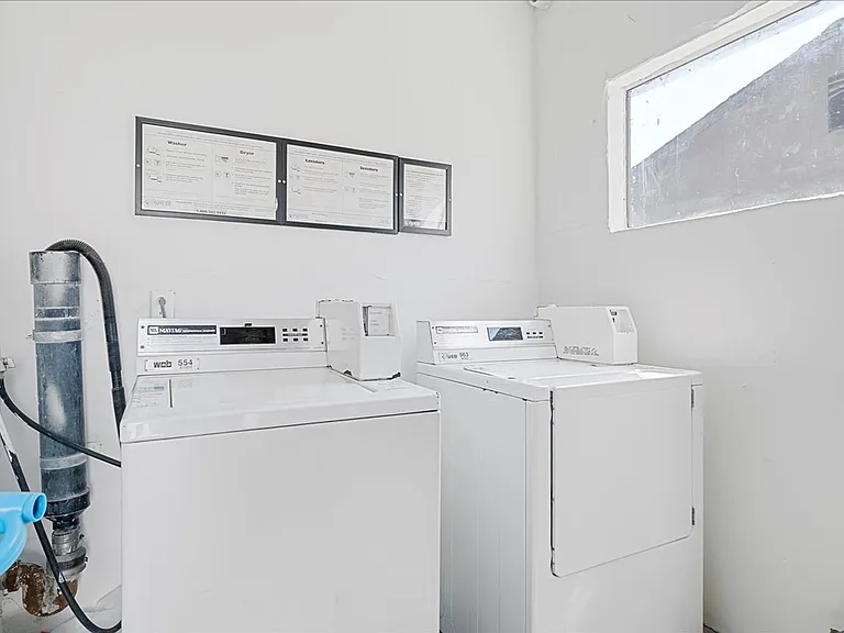531 W Hyde Park Blvd #9 — Photo 17