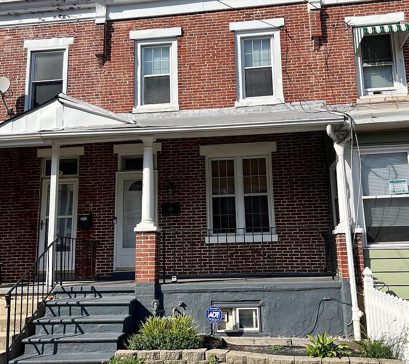 1st image of 833 E 17th St