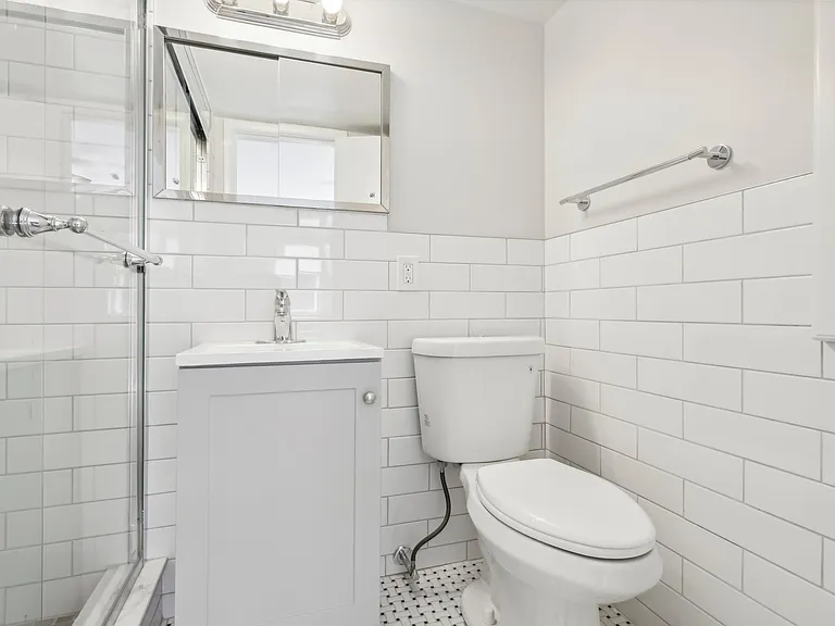 Embassy House Apartments — Photo 33
