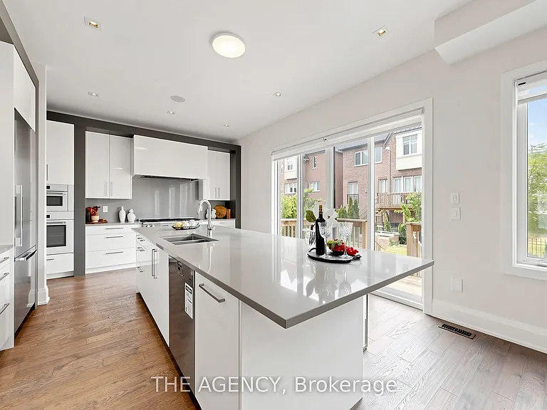 32 Conger St — Photo 8