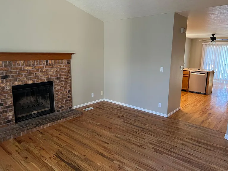149 E Glover Ln — Photo 1