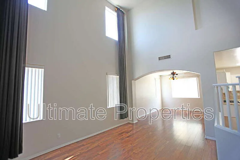 6 bed, 3.0 bath, 3570 sqft, $3,495 — Photo 4