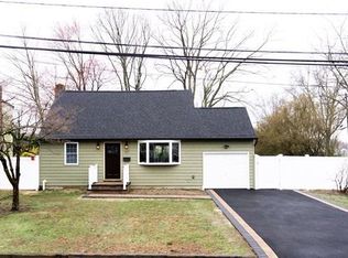 497 N Putnam Ave, Lindenhurst, NY 11757