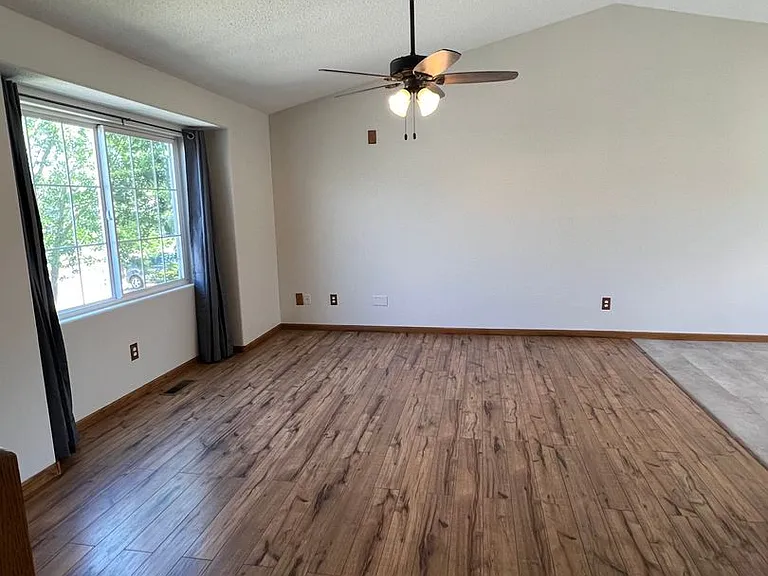 549 Hanover Dr — Photo 3
