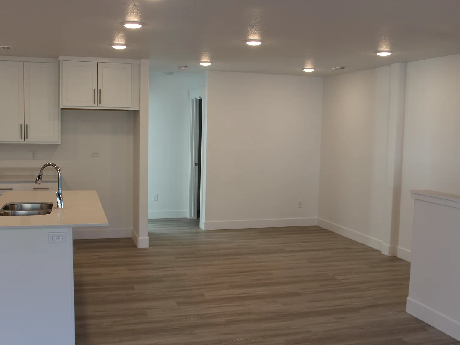 4 bed, 2200 sqft, $2,200 — Photo 4