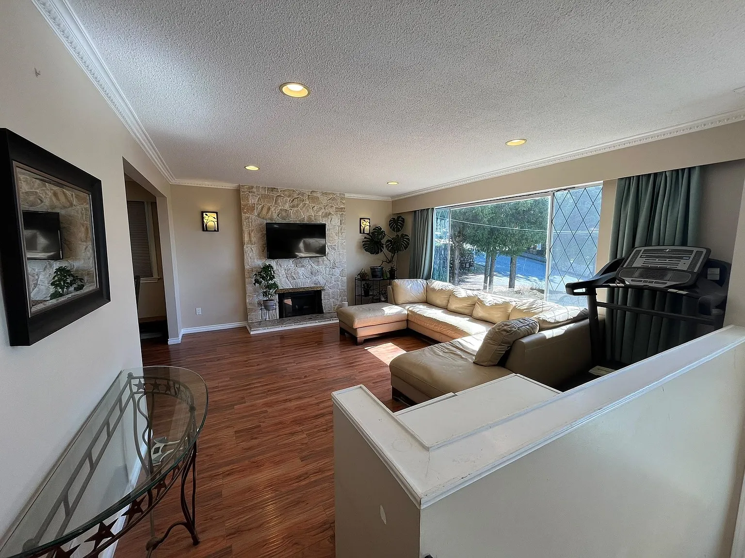 5 bed, 2100 sqft, $4,800 — Photo 1