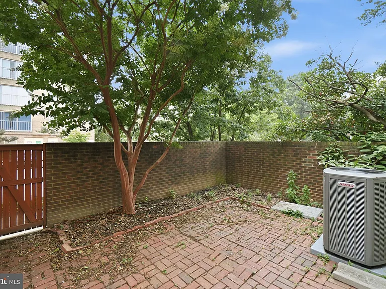975 S Taylor St — Photo 26