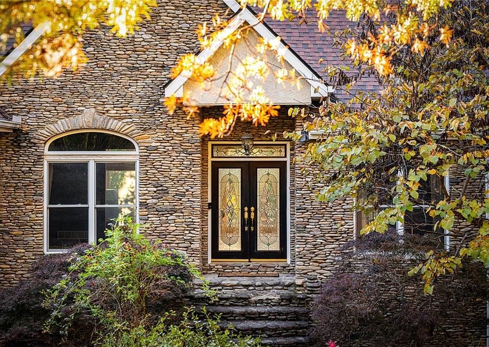 1st image of 801 Oaklands Dr