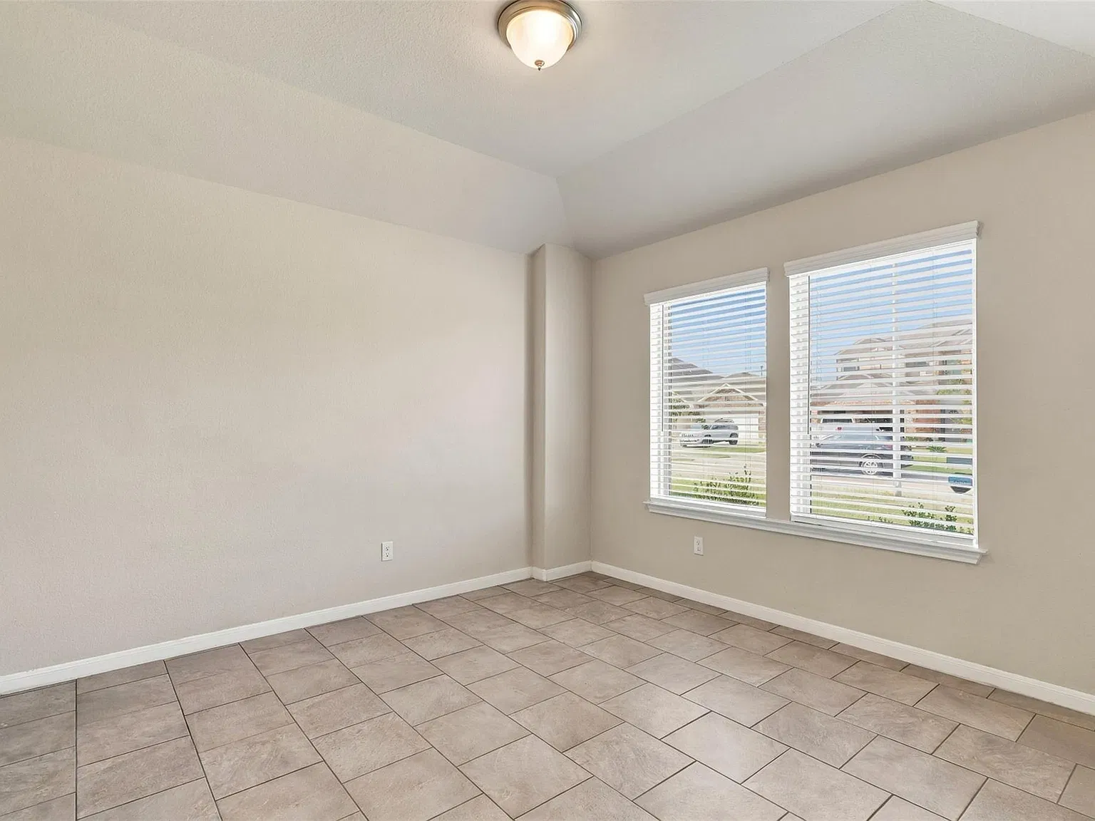 3 bed, 2.0 bath, 1837 sqft, $2,300 — Photo 3