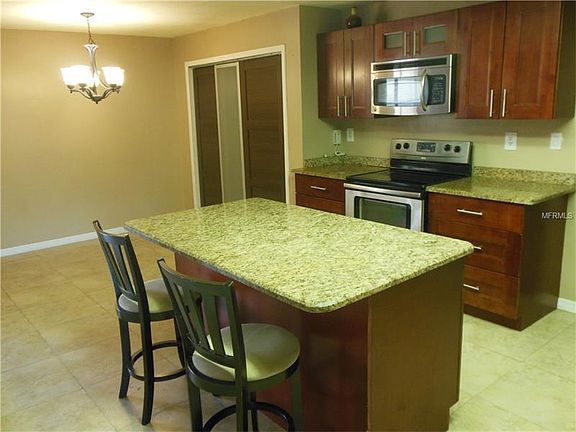 3rd image of 1301 Vinemont Dr