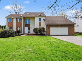 19 Royal Birkdale Ct, Penfield, NY 14526