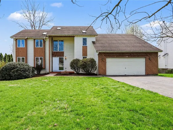 19 Royal Birkdale Ct, Penfield, NY 14526