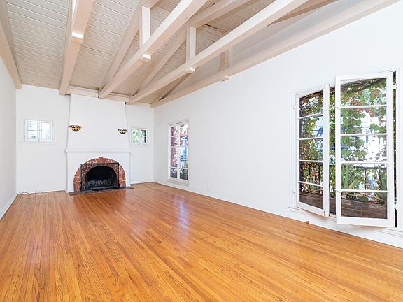 3rd image of 2569 N Beachwood Dr