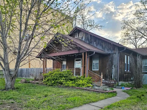 203 S Sycamore St, Iola, KS 66749