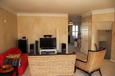 LIVING ROOM/DINING ROOM AREA