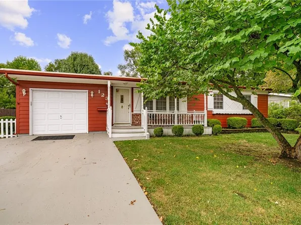 123 Meadowbrook Dr, Gardner, KS 66030