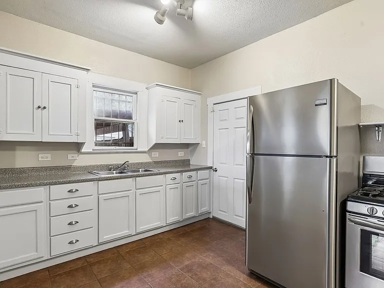 2310 N Sabinas St — Photo 8
