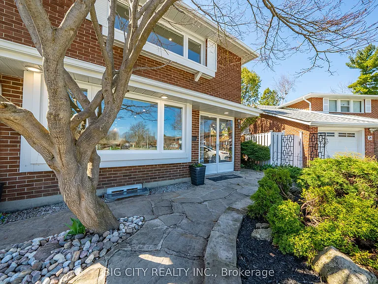 26 Carondale Cres — Photo 3