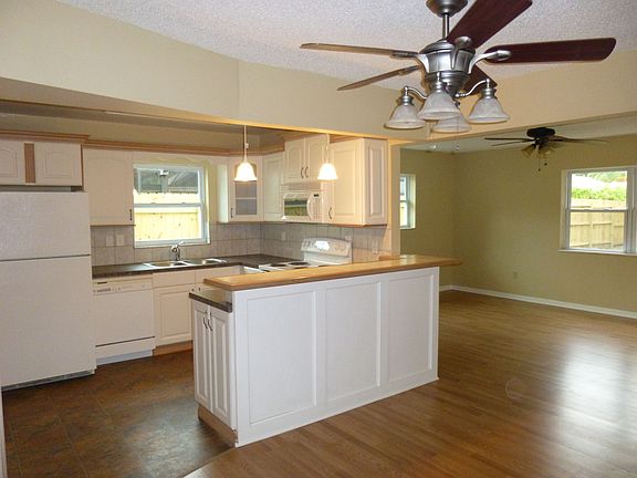4th image of 1850 Elaine Dr