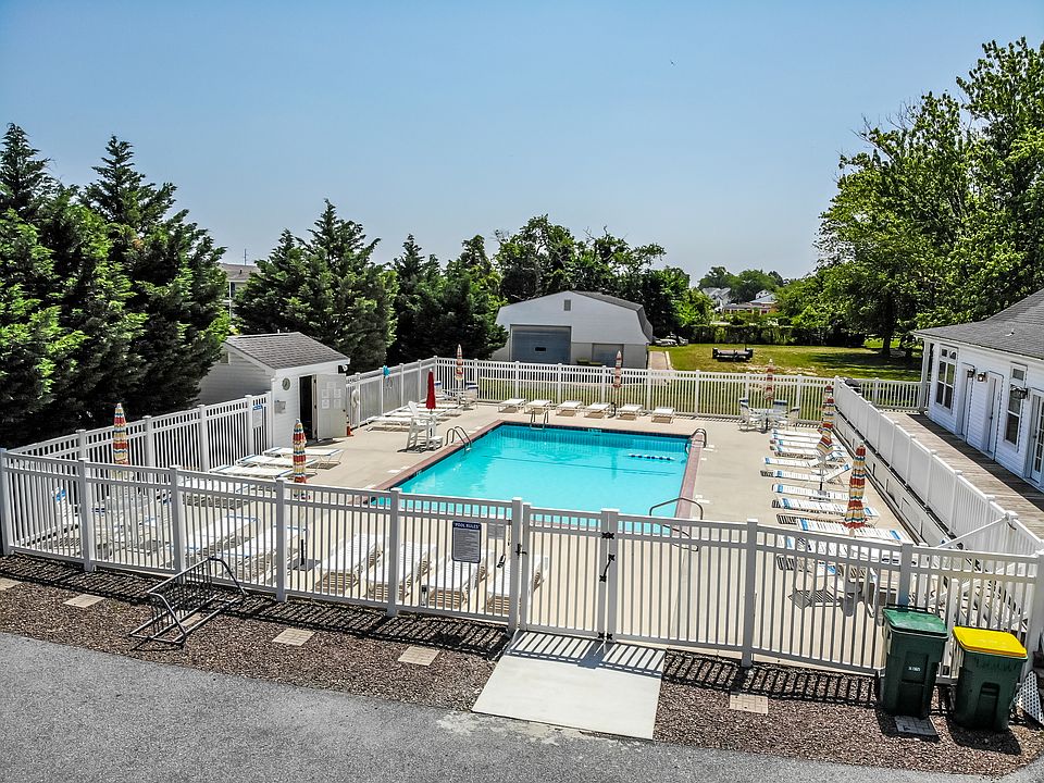 LARGE POOL W/ LIFEGUARD 