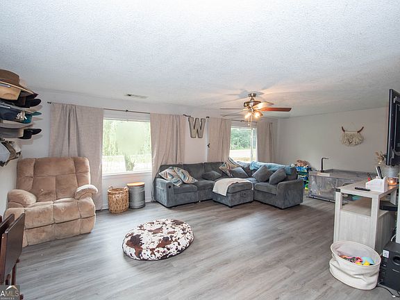 5th image of 2151 Blue Creek Rd
