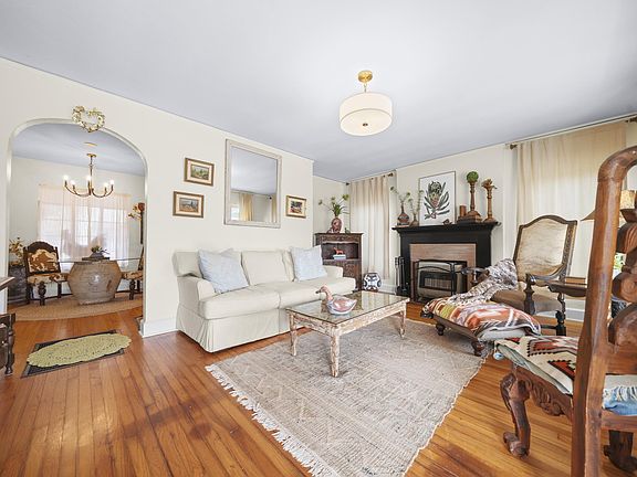 5th image of 202 Pecan St