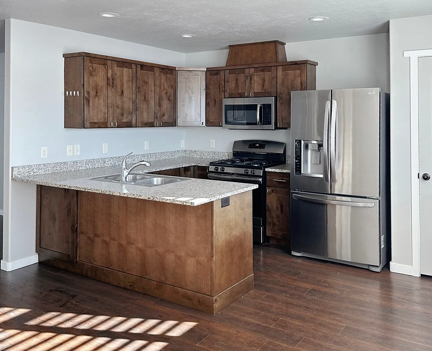 3 bed, 1800 sqft, $3,280 — Photo 2