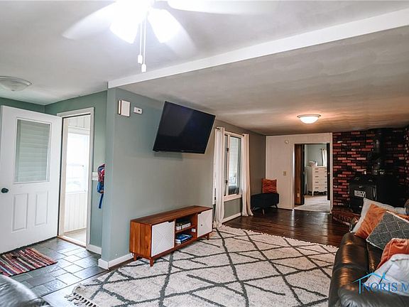 4th image of 221 Elm St
